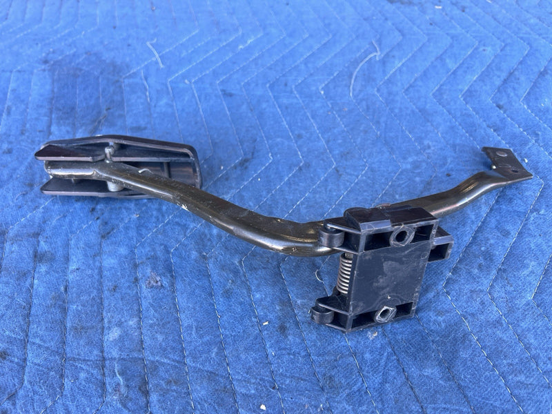 1986-1993 Volvo 240 244 245 Gas Pedal Assembly w/Cover & Vacuum Valve OEM #5051E