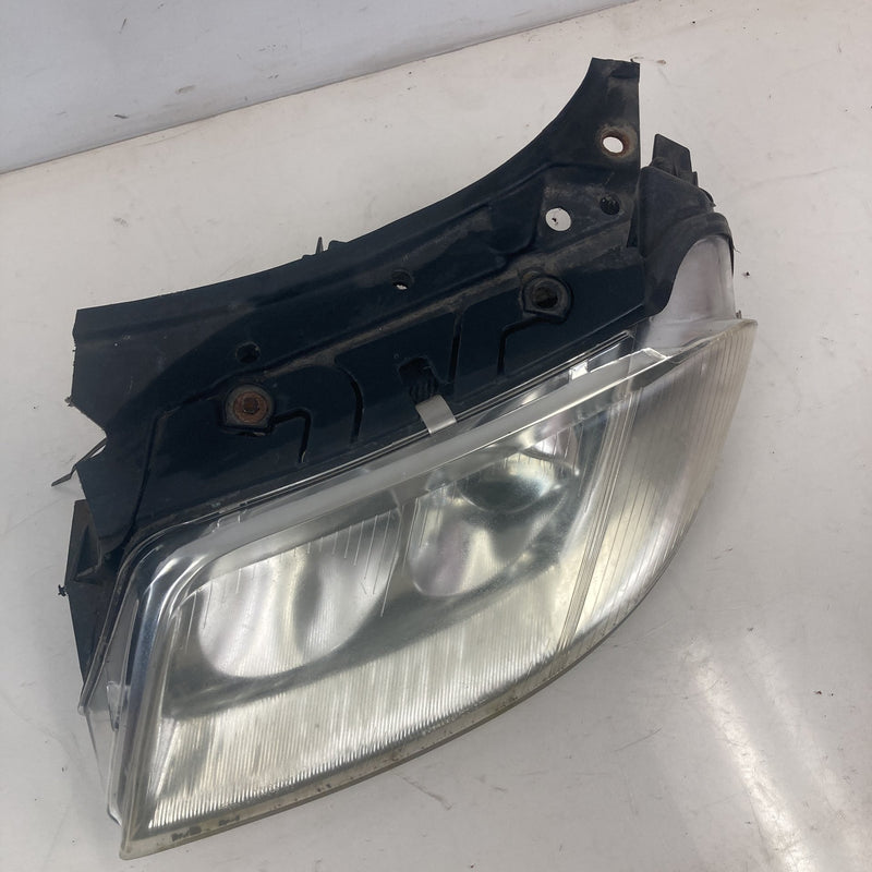 2001-2005 Volkswagen Passat Headlight Assembly Left OEM #5559M
