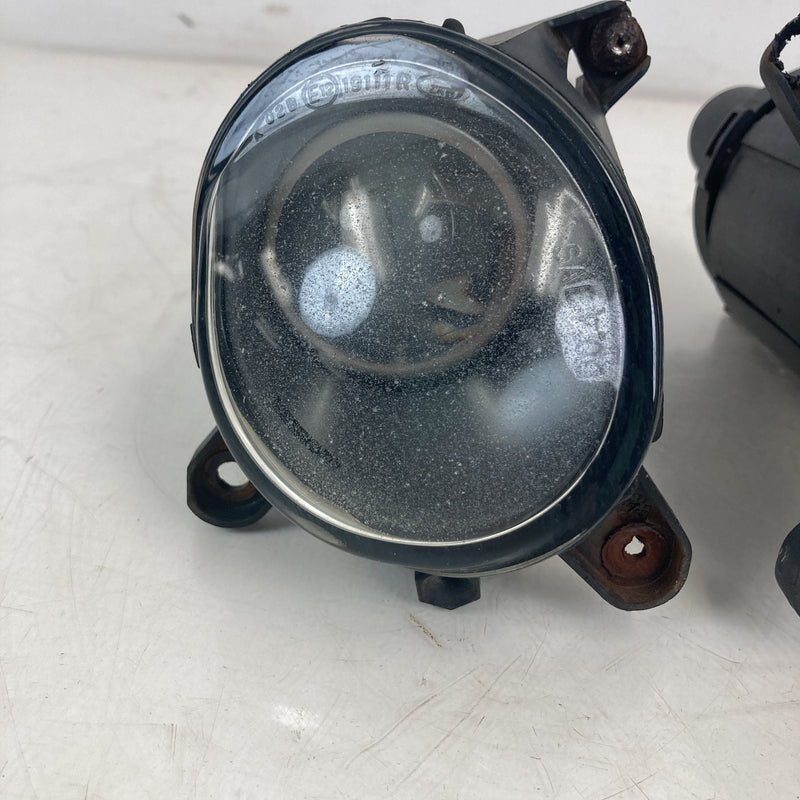 2001-2005 VW Volkswagen Passat Fog Light Pair SB7941699A 3B7941700A OEM #5568M