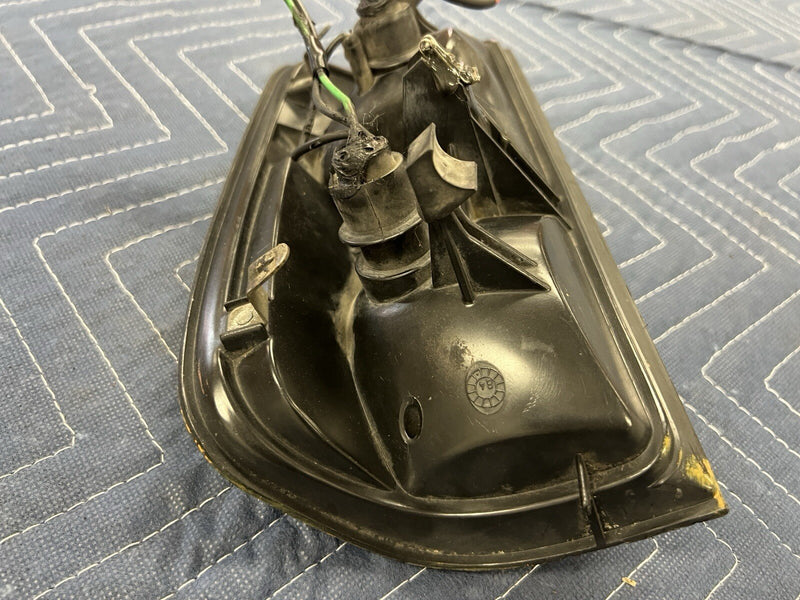1975-1980 Volvo 240 Driver Side Left Front Turn Signal Flat Hood 3 Screw #3901E