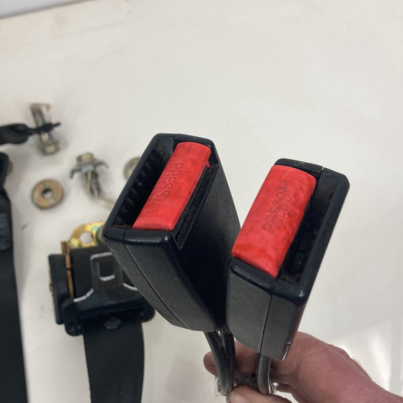 1992 Volvo 940 944 - Rear Seat Belt Buckle Set PN: 3518666