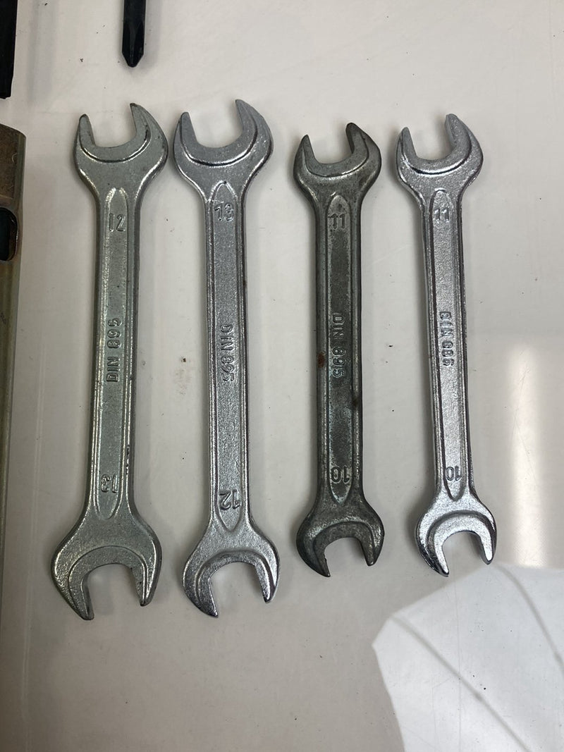 1992 Volvo 940 944 - Jack & Tool Kit PN: 1355190