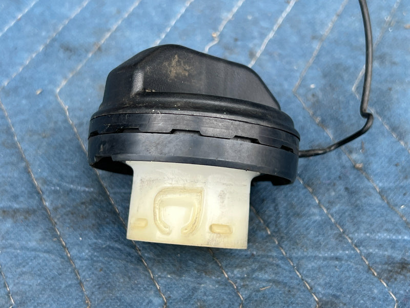 2002-2006 Toyota Camry  LE SE Gas Fuel Cap  W/ Tether  OEM #68DU
