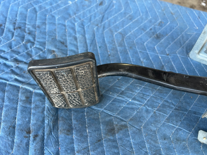 1989-1995 Volvo 740 940 Sedan Brake Pedal Lever Assembly w/ Bracket OEM #3722EM