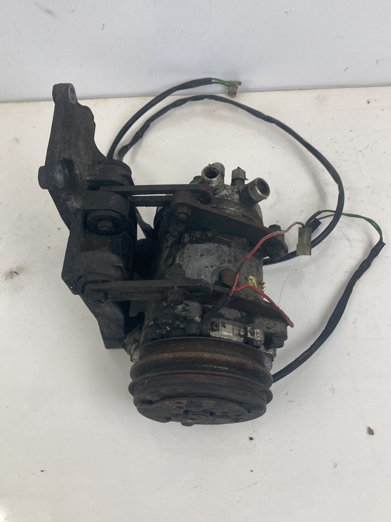 1975-1980 Volvo 244 A/C Compressor w/ Bracket 9118 OEM #4300M