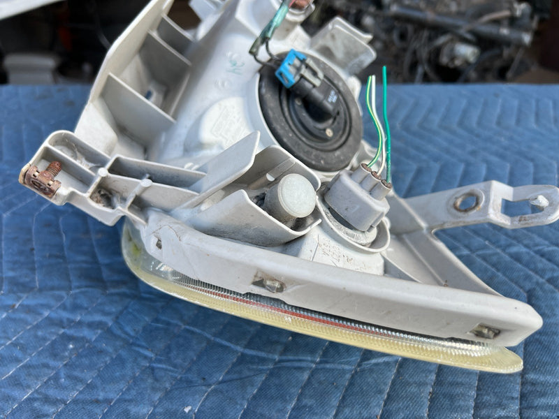 2003-2008 Toyota Corolla Passenger Right Headlight Lamp Assembly OEM #3324EM