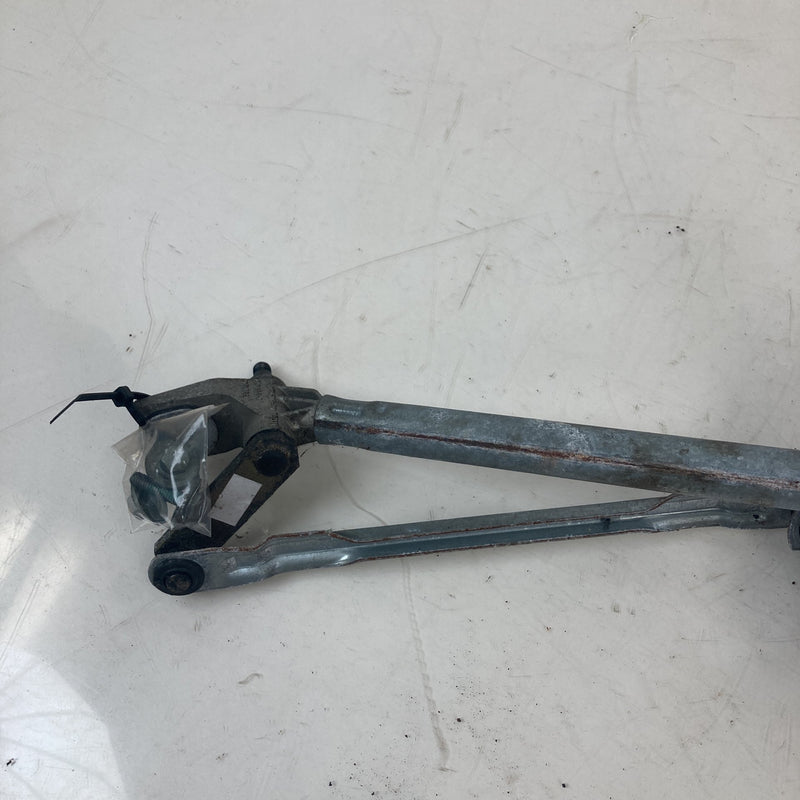 2001-2005 Volkswagen Passat Windshield Wiper Linkage Motor OEM #5520M