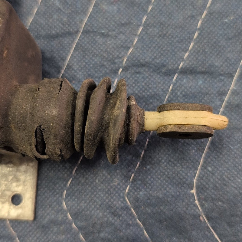 1992 Chevrolet K1500 - Lock Actuator PN: 22121646 03495 A