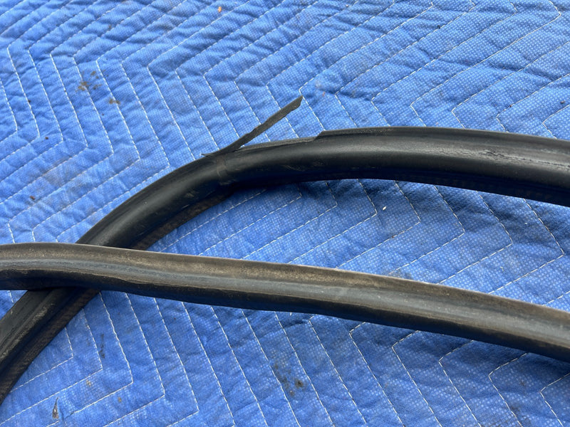 1989-1995 Volvo 740 940 Sedan Rear Trunk Seal Weather Stripping Gasket OE#3755EM