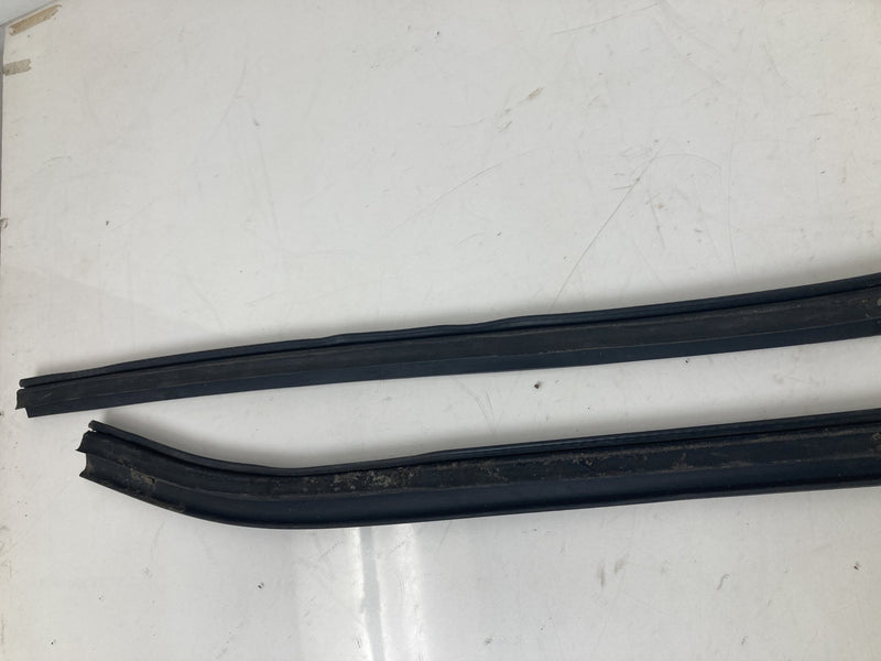 1995-1998 Chevrolet Silverado 2500 GMT400 Door Window Seal Upper OEM