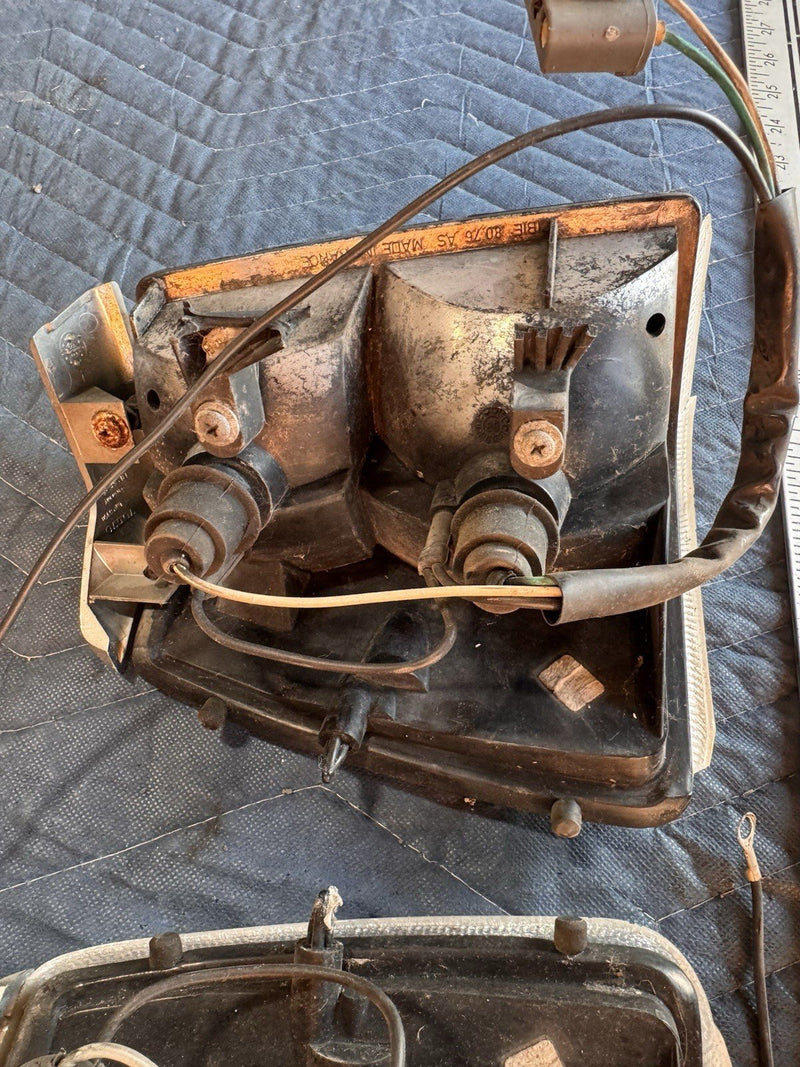 1986-1993 Volvo 240 244 245 Front Turn Signal Assemblies Left & Right OEM #4979E
