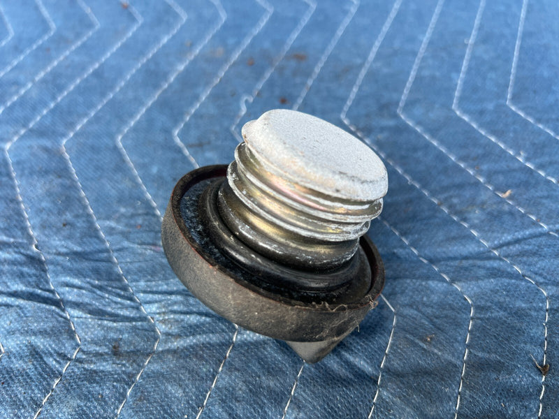 1983-1985 Porsche 944 Locking Fuel Gas Tank Filler Neck Cap Cover OEM #2543EM