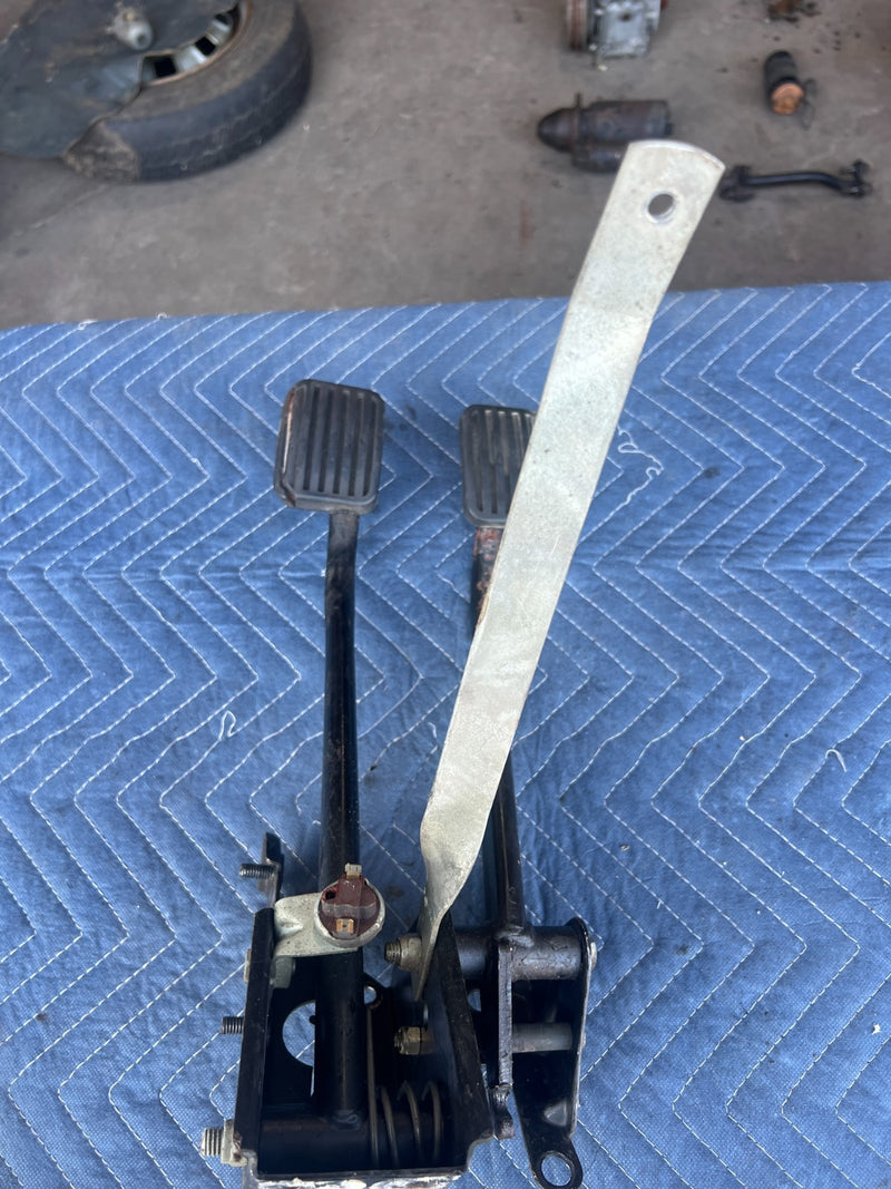 1967-1974 Volvo 140 142 144 145 Clutch & Brake Pedal Assembly Manual OEM #4922EM