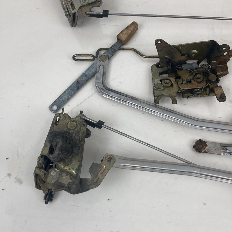 1986-1993 Volvo 240 244 Door Handle Linkage Latch Assembly 4 68254 OEM #4882M