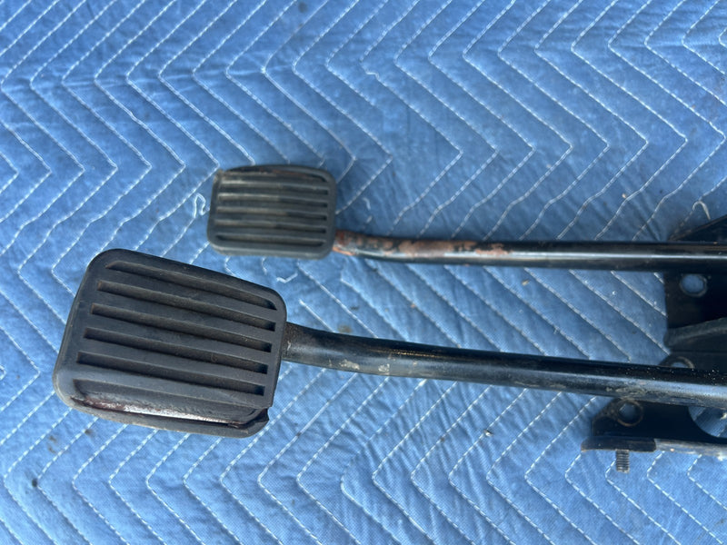 1967-1974 Volvo 140 142 144 145 Clutch & Brake Pedal Assembly Manual OEM #4922EM