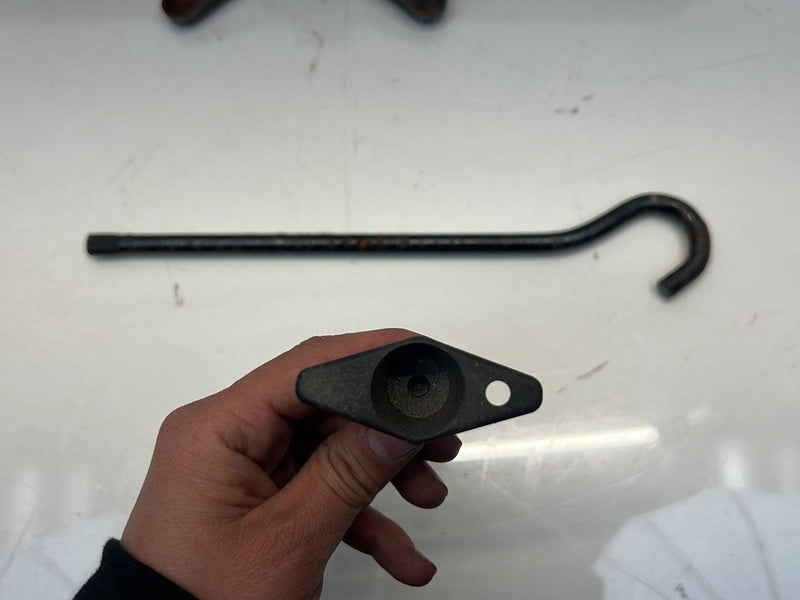 2012 Chevrolet Captiva Sport - Jack & Tool Kit PN: 13500018
