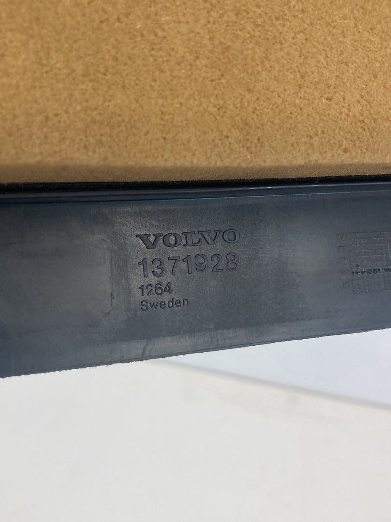 1992 Volvo 940 944 - Knee Bolster PN: 1371928