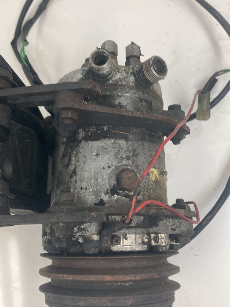 1975-1980 Volvo 244 A/C Compressor w/ Bracket 9118 OEM #4300M