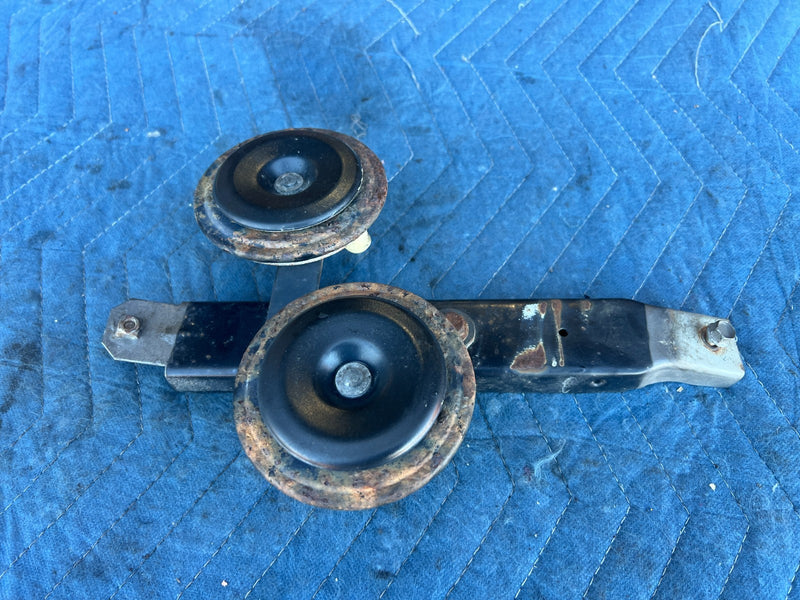 1986-1993 Volvo 240 244 245 Horn High & Low Tone w/ Mounting Bracket OEM #4506EM