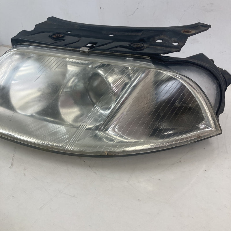 2001-2005 Volkswagen Passat Headlight Assembly Left OEM #5559M
