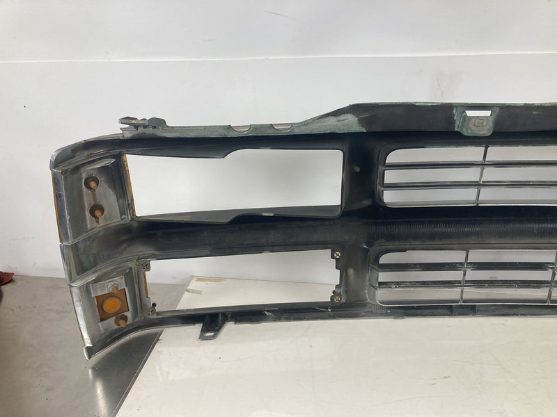 1995-1998 Chevrolet Silverado 2500 GMT400 Front Grille 15981091
