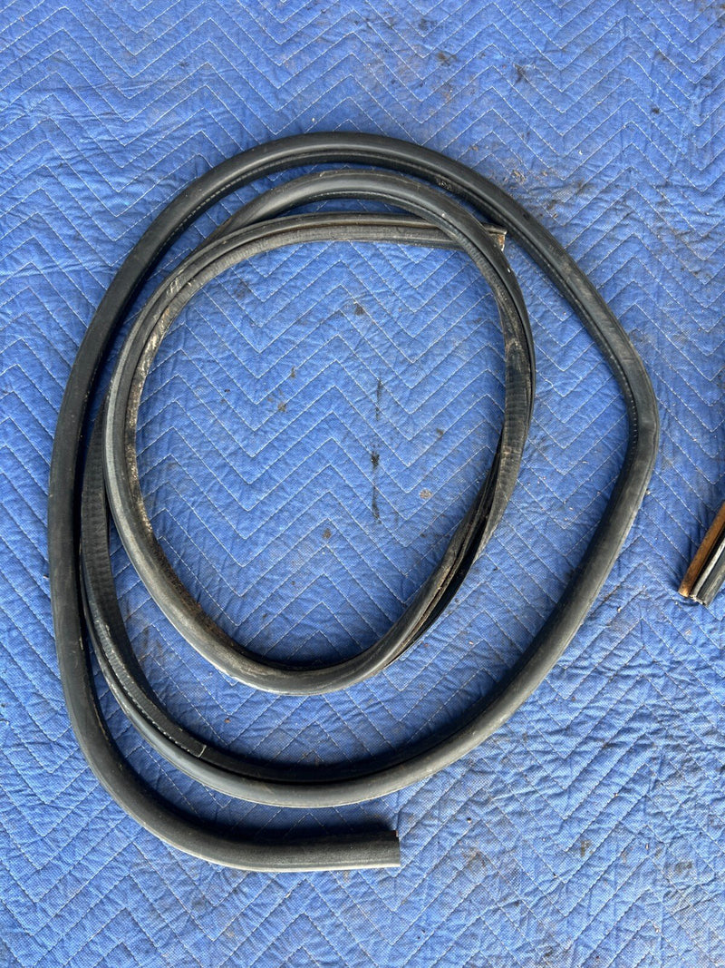 1999-2002 Chevy Silverado GM 1500 2500 RH LH Door Gasket Seal Guard OEM #1842CN