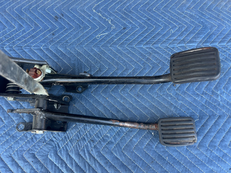 1967-1974 Volvo 140 142 144 145 Clutch & Brake Pedal Assembly Manual OEM #4922EM