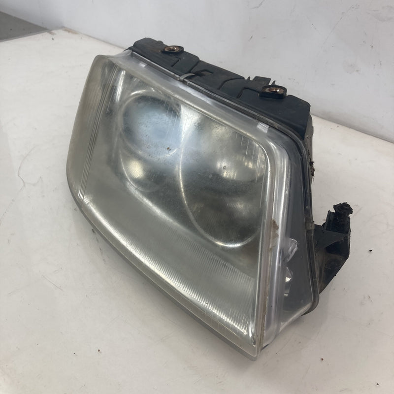 2001-2005 Volkswagen Passat Headlight Assembly Right #5560M
