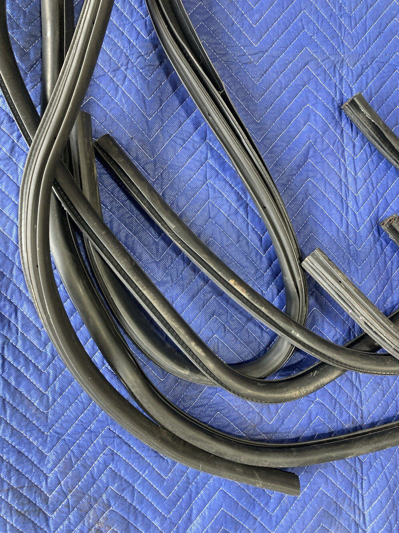 2006-2016 Chevy Impala GM Door Gasket Weatherstripping Seal Rubber OEM #3166M