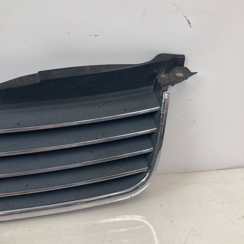 2001-2005 Volkswagen Passat Front Grille Assembly #5543M