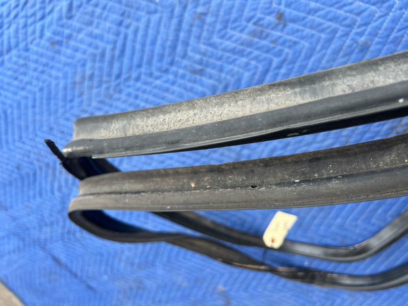 1989-1995 Volvo 740 940 Sedan Rear Trunk Seal Weather Stripping Gasket OE#3755EM