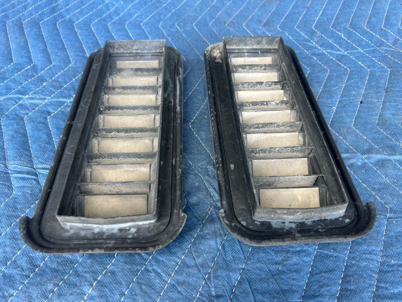 1999-2002 Chevy Silverado GM 1500 2500 Cabin Air Relief Vent Pair OEM #1748CN