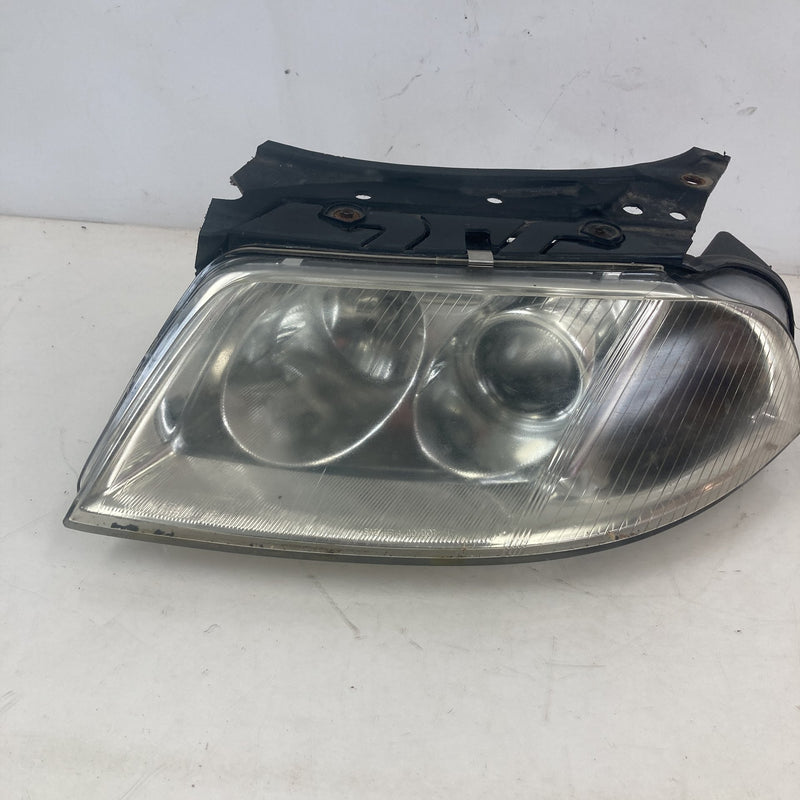 2001-2005 Volkswagen Passat Headlight Assembly Left OEM #5559M