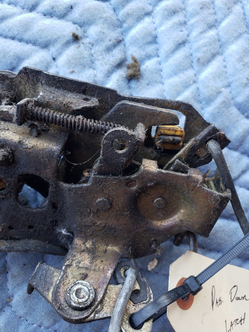 1996-1999 Chevy GMC GM 1500 C/K Passenger Front Door Latch Assembly OEM #1235CN