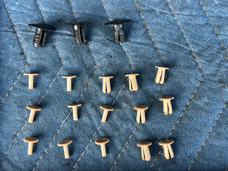 1996-2003 Mercedes W210 E320 Carpet Hold Down Button Clip Set Tan OEM #4674EM