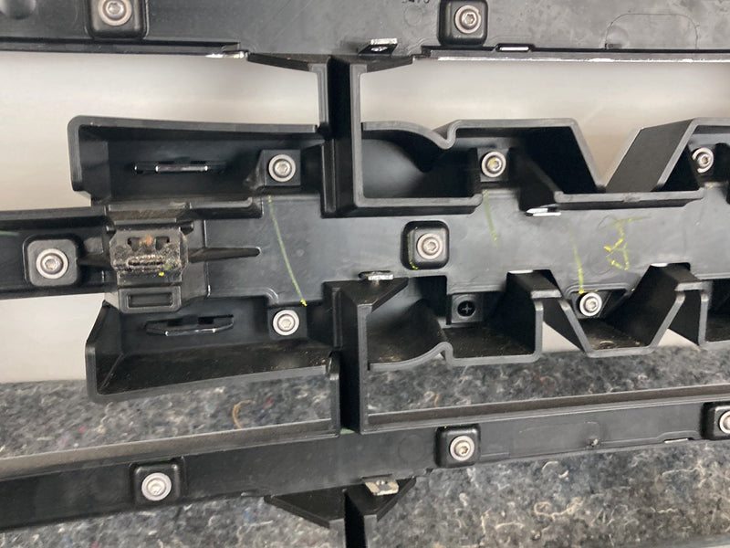 2012-2013 GMC Sierra Radiator Grille GMC 22924486 OEM