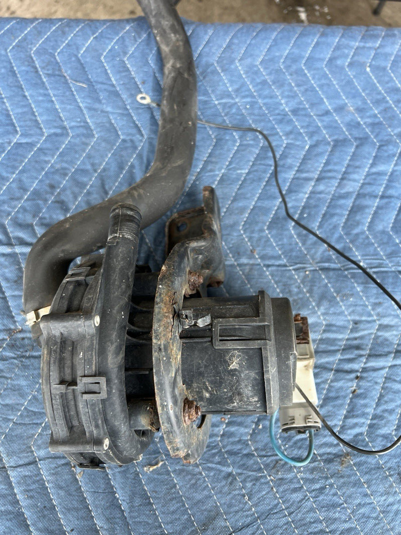 1996-1997 Volvo 850 850R Secondary Air Injection Pump 1270558 & Mount OEM #4547E