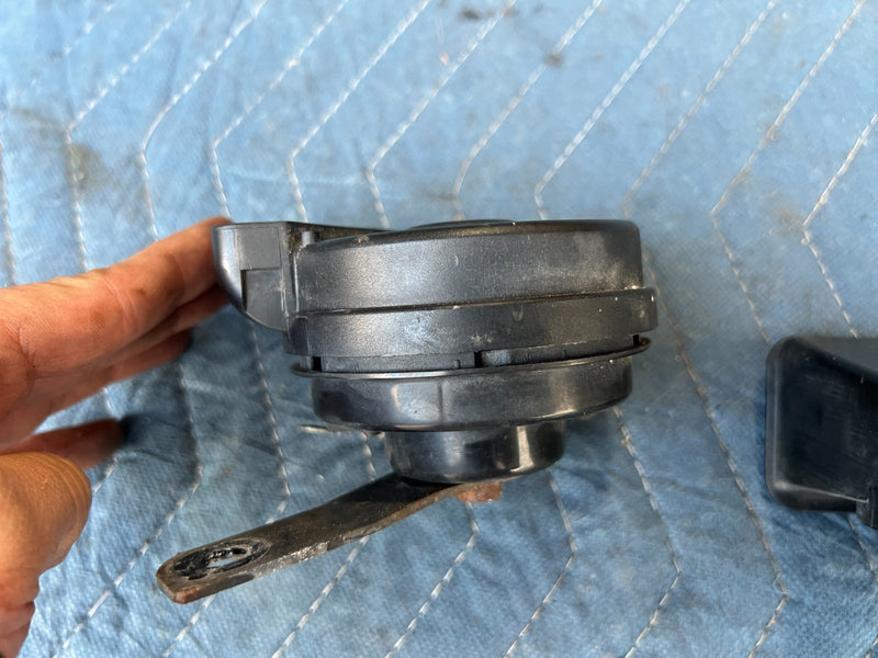 1998-2003 Mercedes W210 E320 High & Low Tone Pitch Horn Pair 0055307 OEM #4664EM