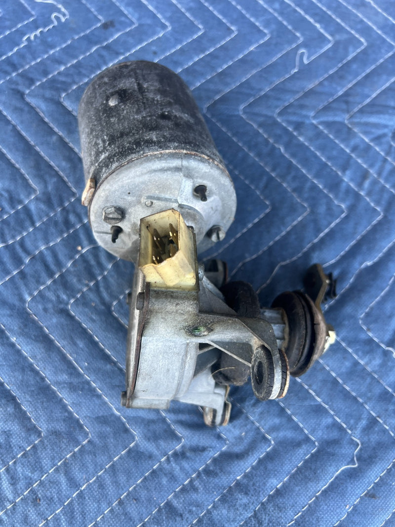 1967-1974 Volvo 140 142 144 145 Front Windshield Wiper Motor Assembly OE #4920EM