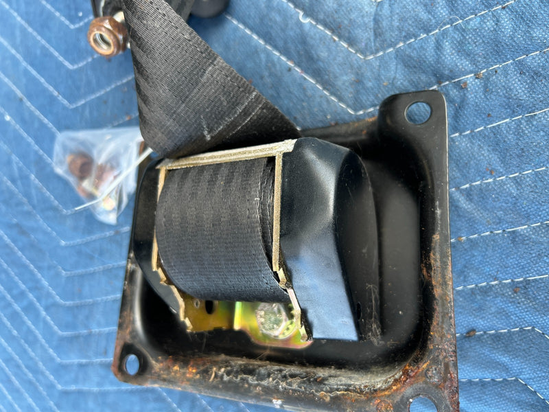 1986-1993 Volvo 240 244 Sedan Front Right RH Seat Belt Retractor OEM #4195EM