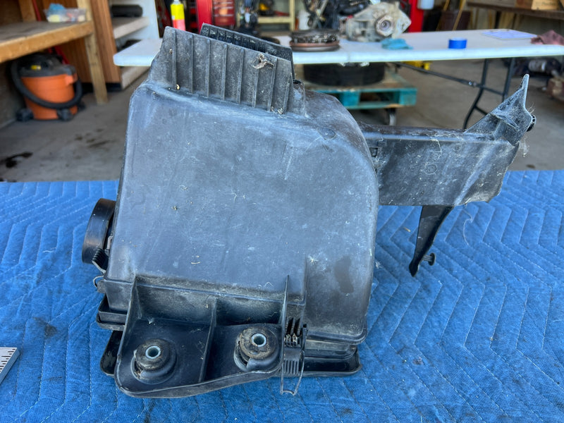 2000-2005 BMW 330xi 325xi E46 Air Intake Cleaner Filter Housing Box OEM #4833EM