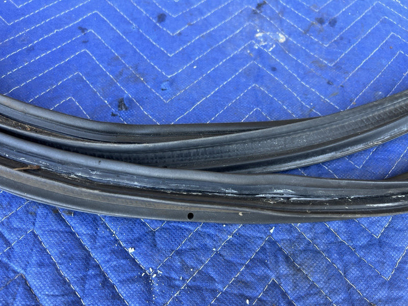 1998-2003 Jaguar XJR XJ8 X308 Sedan Trunk Deck Lid Seal Weatherstripping #4672E
