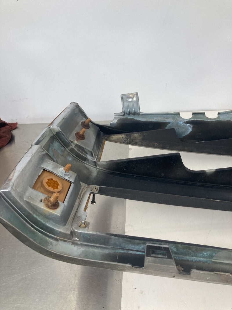 1995-1998 Chevrolet Silverado 2500 GMT400 Front Grille 15981091