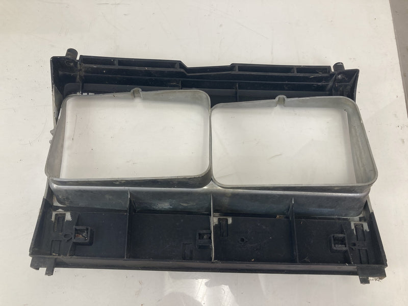 1981-1985 Volvo 240 245 Headlamp Set Grille Front Assembly OEM