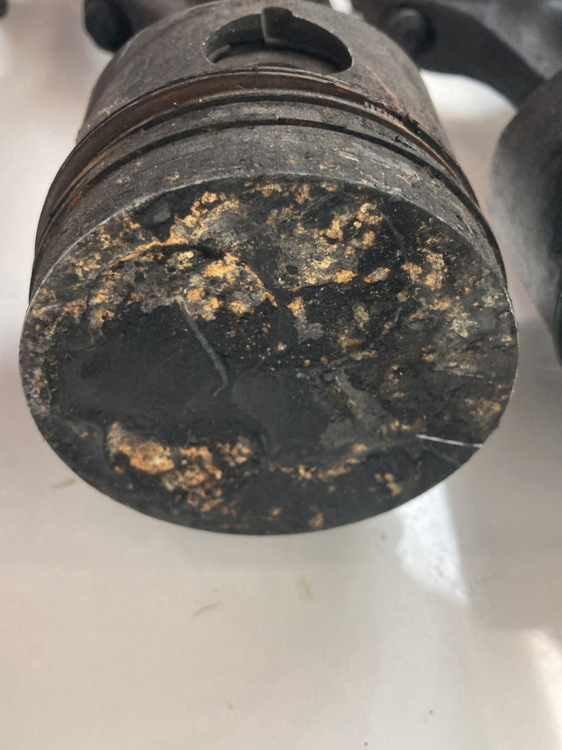 1980 Volvo 244 - Piston