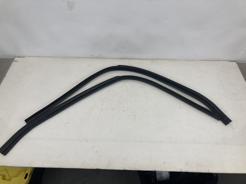 1995-1998 Chevrolet Silverado 2500 GMT400 Door Window Seal Upper OEM