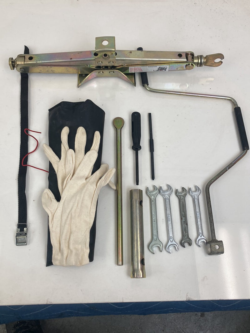 1992 Volvo 940 944 - Jack & Tool Kit PN: 1355190