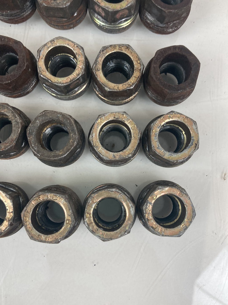 1996 Chevrolet Silverado GMT800 - Lug Nuts