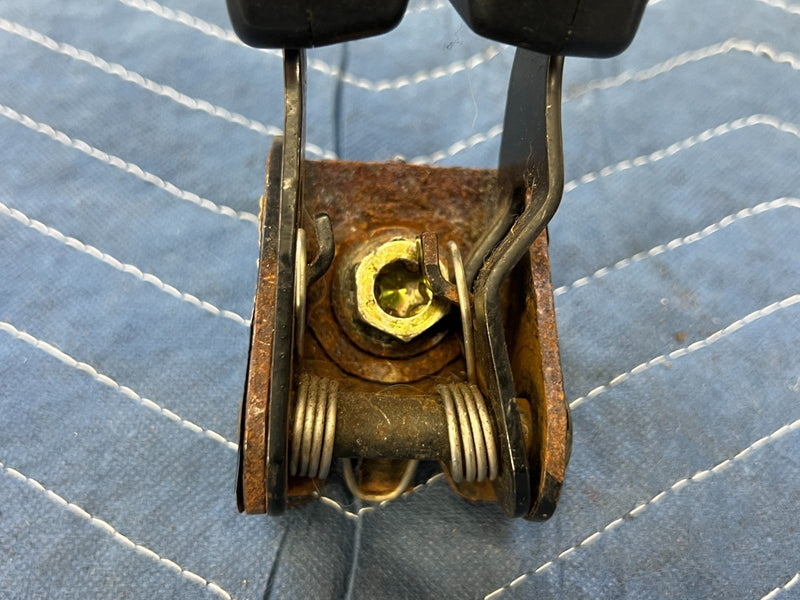 1992-1995 Volvo 940 740 Wagon Only Rear Seat Belt Buckle Receiver Set OE #3173EM