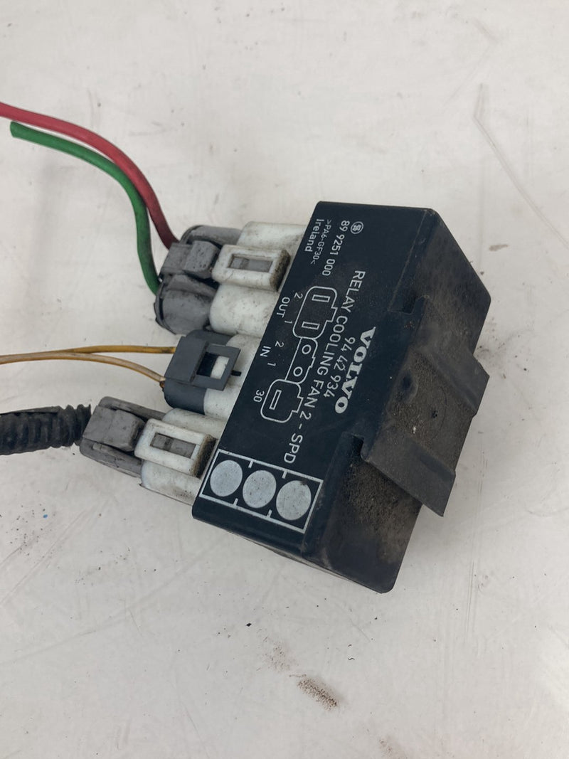 1998-2000 Volvo V70 S70 Radiator Cooling Fan Relay w/ Air Deflector OEM #5216M